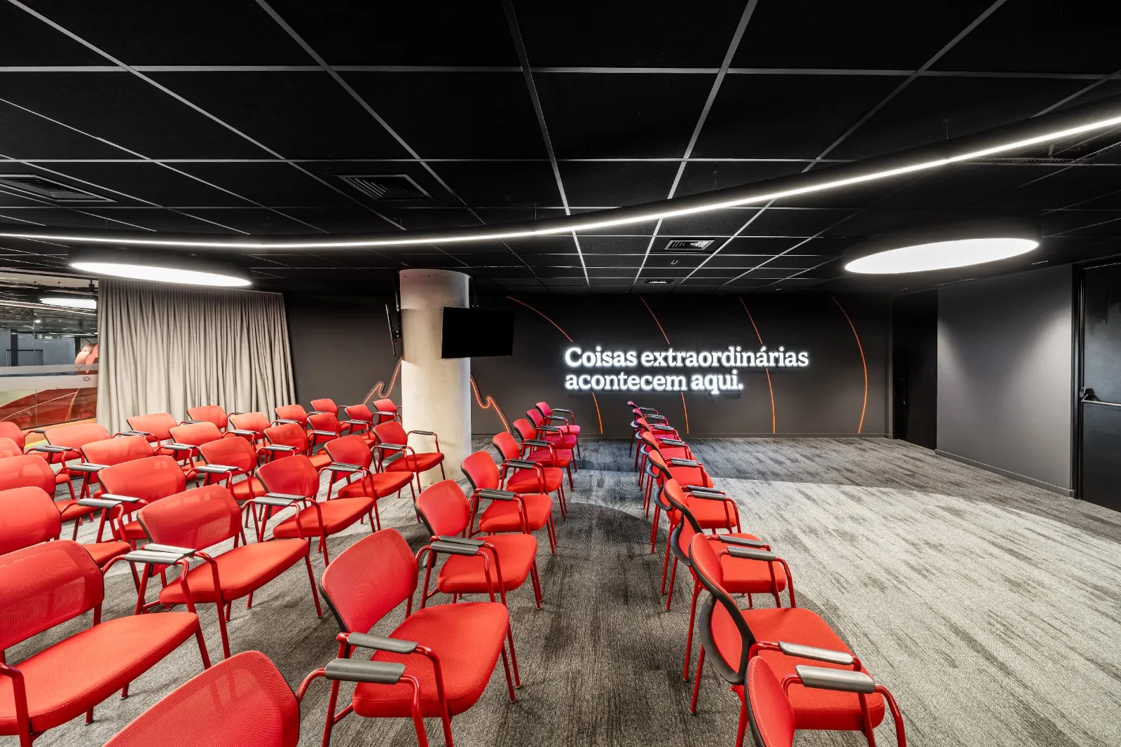 Espaço interno do Auditório Hotmart, em São Paulo